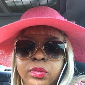 Meet your Posher, Larita